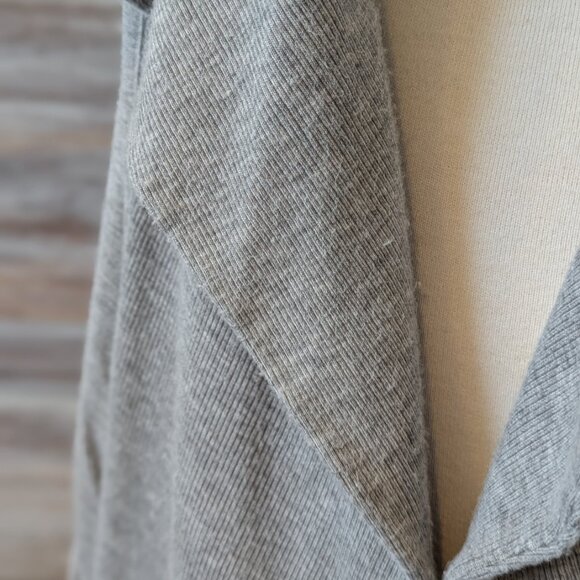 Lilly Pulitzer Womens Gray Sweater Cardigan Large L with Pockets and Thumb Holes - Picture 4 of 11
